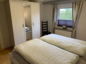 2 Schlafzimmer, individuell eingerichtet, Bügeleisen/Bügelbrett
