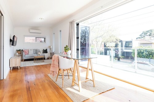 Stunning Elwood Star- Beachside retreat. 4 bedrooms, 2 bathrooms. Pet friendly!