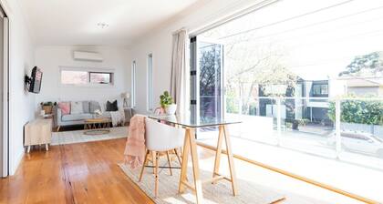 Stunning Elwood Star- Beachside retreat. 4 bedrooms, 2 bathrooms. Pet friendly!