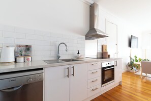 Microondas, horno, parrilla de estufa y lavavajillas