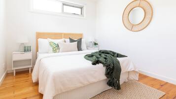 4 bedrooms, iron/ironing board, WiFi, bed sheets