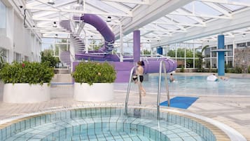 Casa | Piscina | Una piscina cubierta, una piscina al aire libre