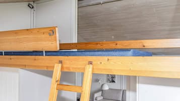 Ein Stockbett mit Holzrahmen und einer Matratze.