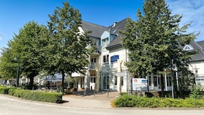 A two-story hotel with a sign indicating it is a Western hotel. - Residence Starfish Comfortable Vacation Home (Boltenhagen)