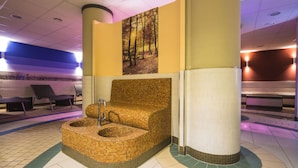 A spa area with a large bathtub, lounge chairs, and a wall mural. - Residence Starfish Comfortable Vacation Home (Boltenhagen)