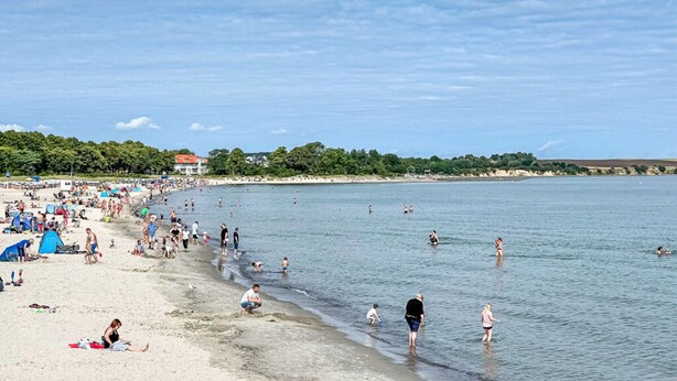 A beach with people swimming and sunbathing. - Residence Starfish Comfortable Vacation Home (Boltenhagen)