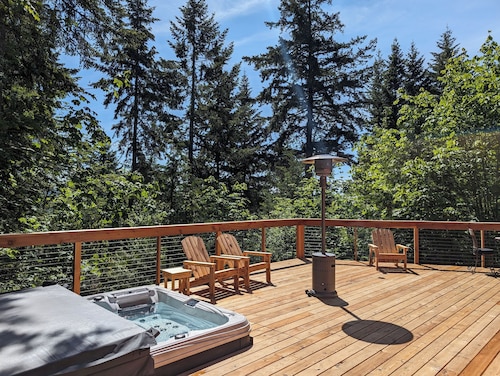Secluded forest retreat with huge deck, large hot tub, great views. 