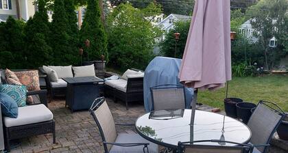 Cozy priv apt in antique home on the edge of Boston w public trans Full kitchen!