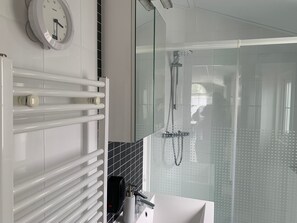 Bathroom - Wonderful Holiday Home in Nieuwpoort Near Dunepark (Nieuwpoort)