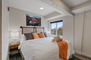 1 bedroom, iron/ironing board, WiFi, bed sheets - Your Luxury Retreat Awaits Free parking available (Spokane)