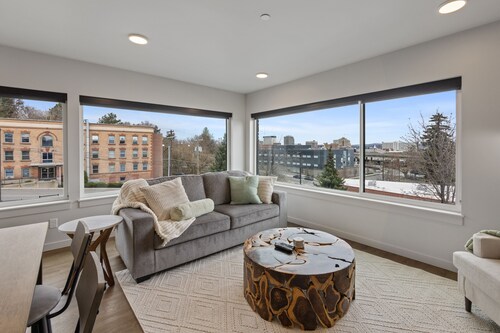 Your Luxury Retreat Awaits Free parking available 