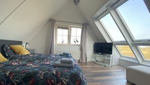 Makuuhuoneessa on suuri sänky, televisio ja ikkuna, josta avautuu näkymä taivaalle.