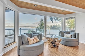Smart TV, fireplace, video games - Sleeps 9, Family, dog friendly, waterfront beach house. (Longbranch)