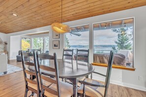 Dining - Sleeps 9, Family, dog friendly, waterfront beach house. (Longbranch)