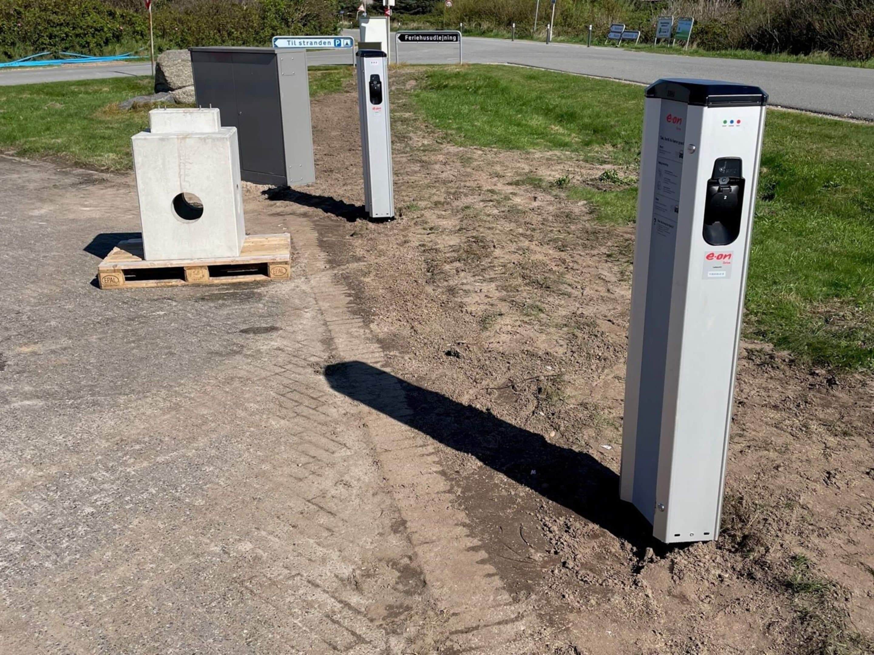 Un área de estacionamiento con barreras de concreto y un letrero que indica un espacio para estacionar.
