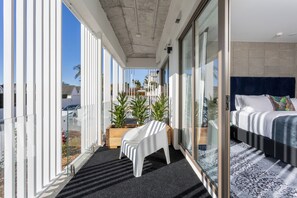 Deluxe Studio, City View | Egyptian cotton sheets, premium bedding, individually decorated - Arluxia (Auckland)