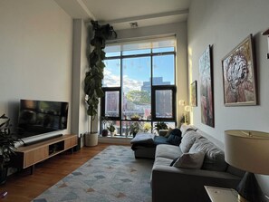 Living area - Modern & spacious family friendly apartment in Greenpoint. Rooftop w city views. (Brooklyn)