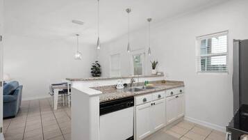Condo, Multiple Beds, Kitchen (Los Cabos I #3) | Private kitchen | Fridge, microwave, oven, stovetop
