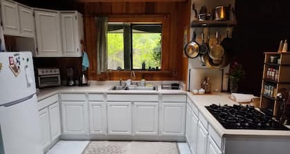 HILLTOP HAVEN
2BR Cottage
Serenity for your family & pets
Massage/Yoga avail