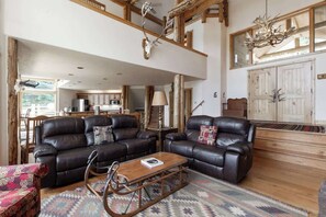 Een smart-tv, een open haard, boeken en een kantoor