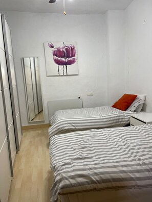 4 bedrooms, iron/ironing board, WiFi, bed sheets - Entire 4 Bedroom house in Caravaca Old Town with fabulous roof terrace (Caravaca de la Cruz)