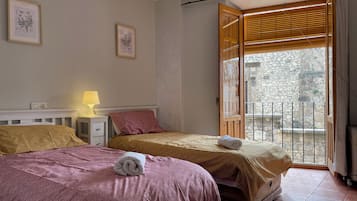 4 bedrooms, iron/ironing board, WiFi, bed sheets