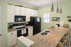 Condo, Multiple Beds, Kitchen, Pool View | Private kitchen | Fridge, microwave, oven, stovetop - Los Cabos I #5 (South Padre Island)