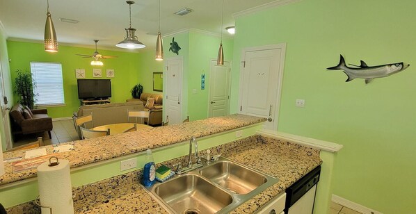 Condo, Berbilang Katil, Kitchen, Pool View | Bahagian dalam
