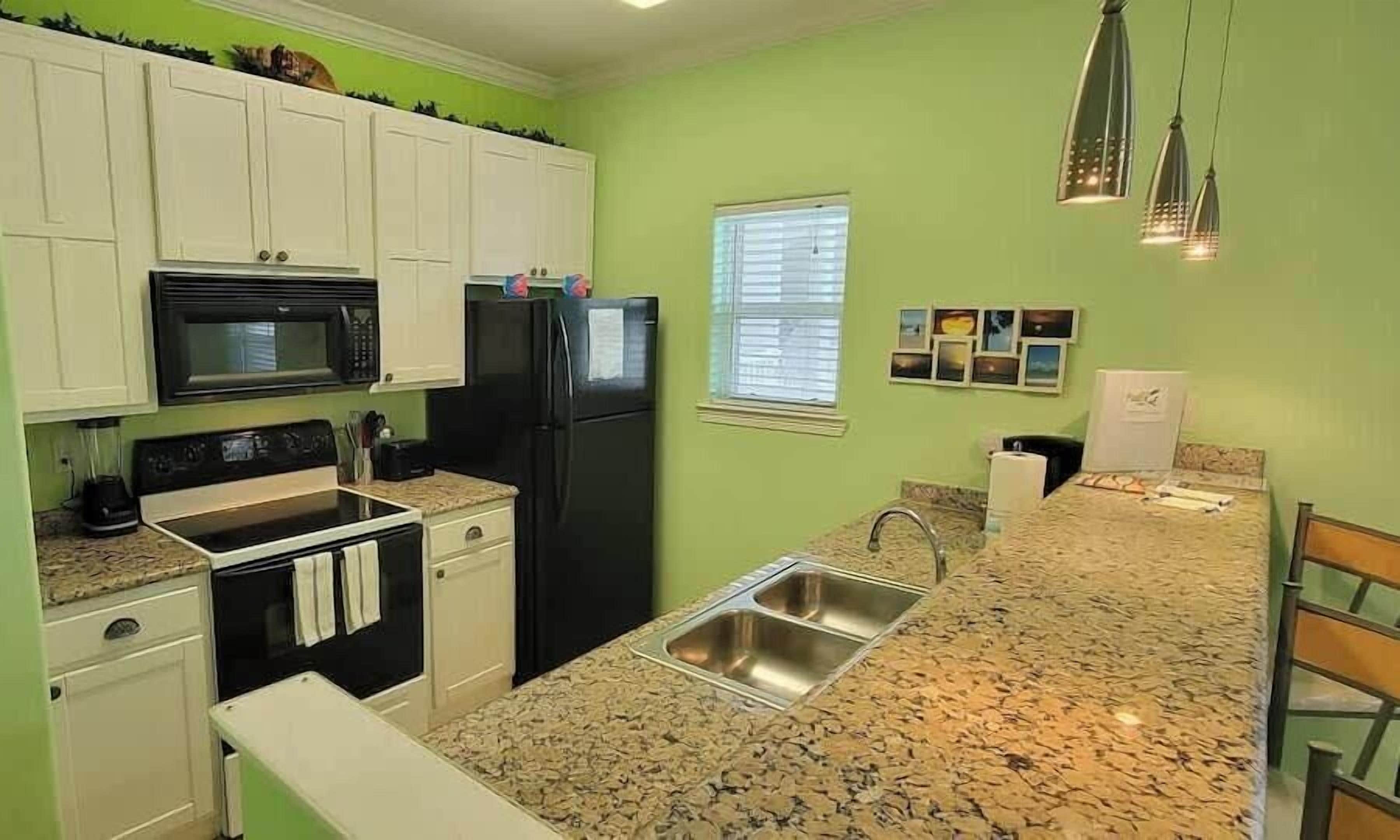 Huoneisto, useita sänkyjä, keittiö, näköala uima-altaalle | Yksityinen keittiö | Jääkaappi, mikroaaltouuni, uuni, liesi