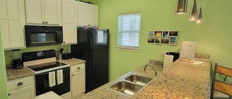 Huoneisto, useita sänkyjä, keittiö, näköala uima-altaalle | Yksityinen keittiö | Jääkaappi, mikroaaltouuni, uuni, liesi