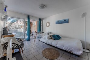 Tabla de planchar con plancha, wifi y ropa de cama