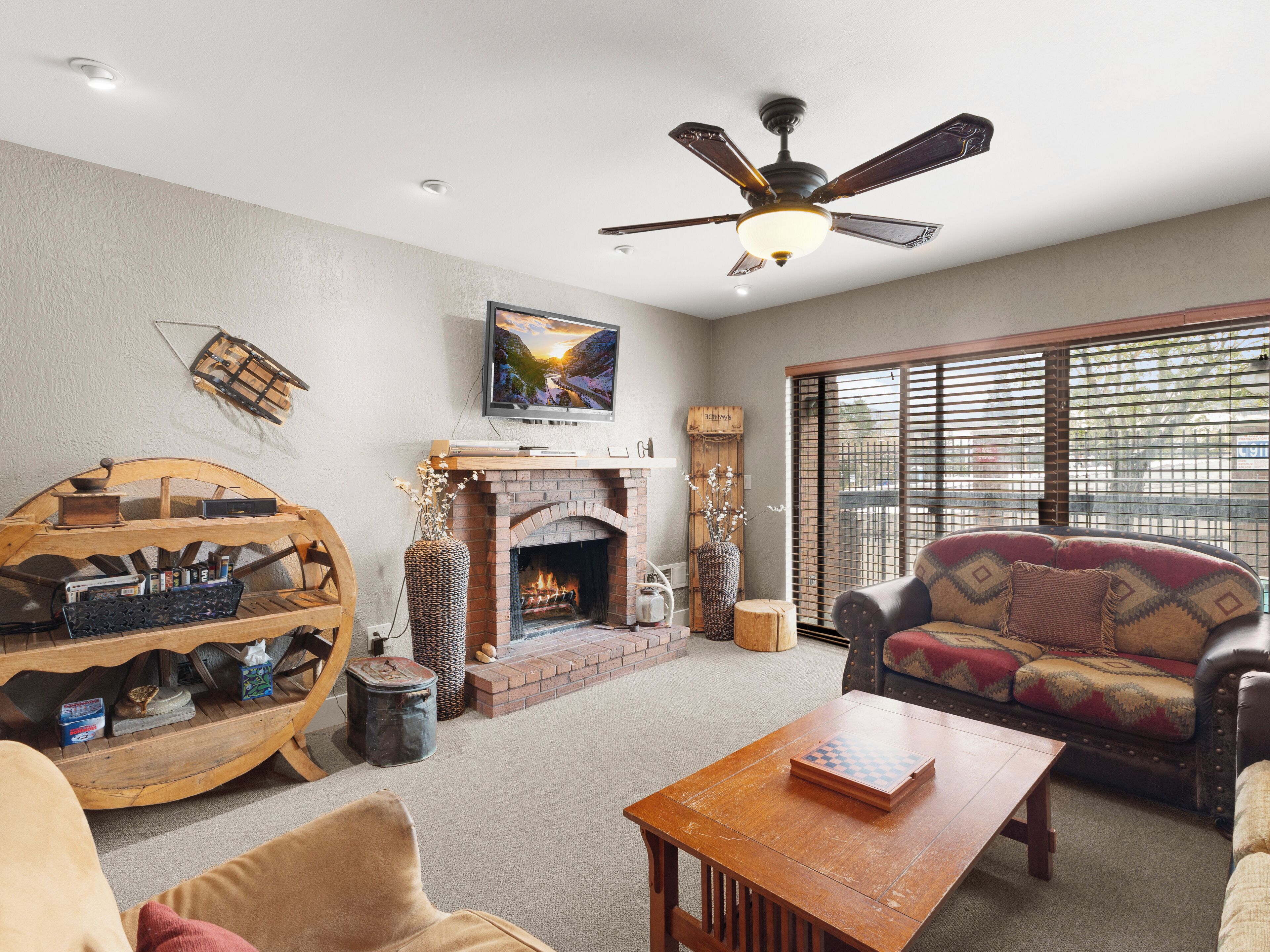 スマートテレビ、暖炉、DVD プレーヤー、書庫