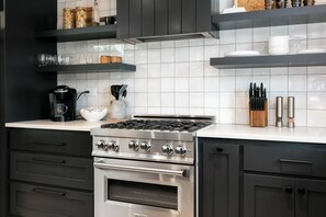 Kühlschrank, Mikrowelle, Herdplatte, Geschirrspüler