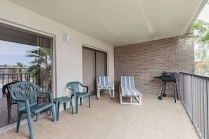 Appart'hôtel, plusieurs lits, balcon, vue piscine (Padre Oasis #302) | Terrasse/Patio