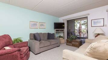 Condo, varias camas, balcón, vista a la alberca (Padre Oasis #302) | Área de sala de estar | Televisión de pantalla plana de 42 pulgadas con canales digitales