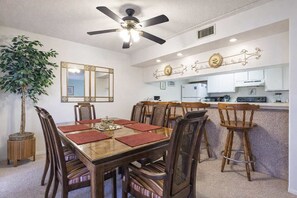 Appart'hôtel, plusieurs lits, balcon, vue piscine (Padre Oasis #302) | Restauration