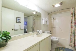 Condo, várias camas, sacada, vista para a piscina (Padre Oasis #302) | Banheiro | Toalhas de banho, papel higiênico