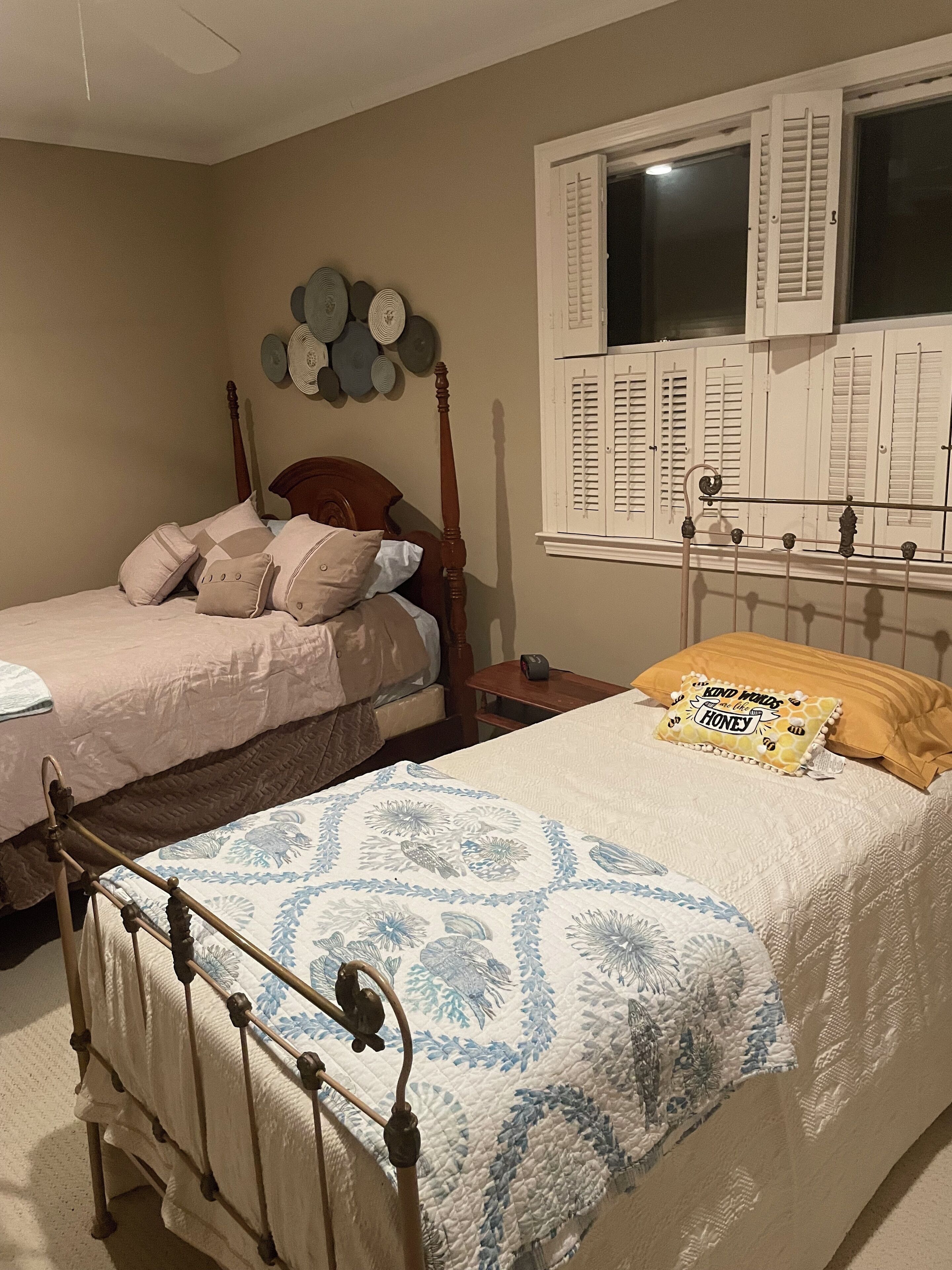 2 soverom, skrivebord, strykejern/-brett og reiseseng for barn