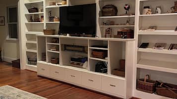 Smart TV, fireplace, DVD player, books