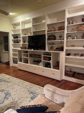 Smart TV, fireplace, DVD player, books - Pear Tree Farm.  Peaceful, Country living at its best. 12 stables. Pet Friendly  (Rembert)