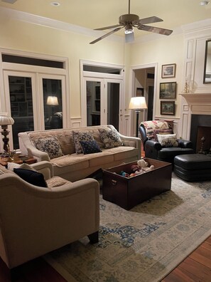 TV connectée, cheminée, lecteur de DVD, livres