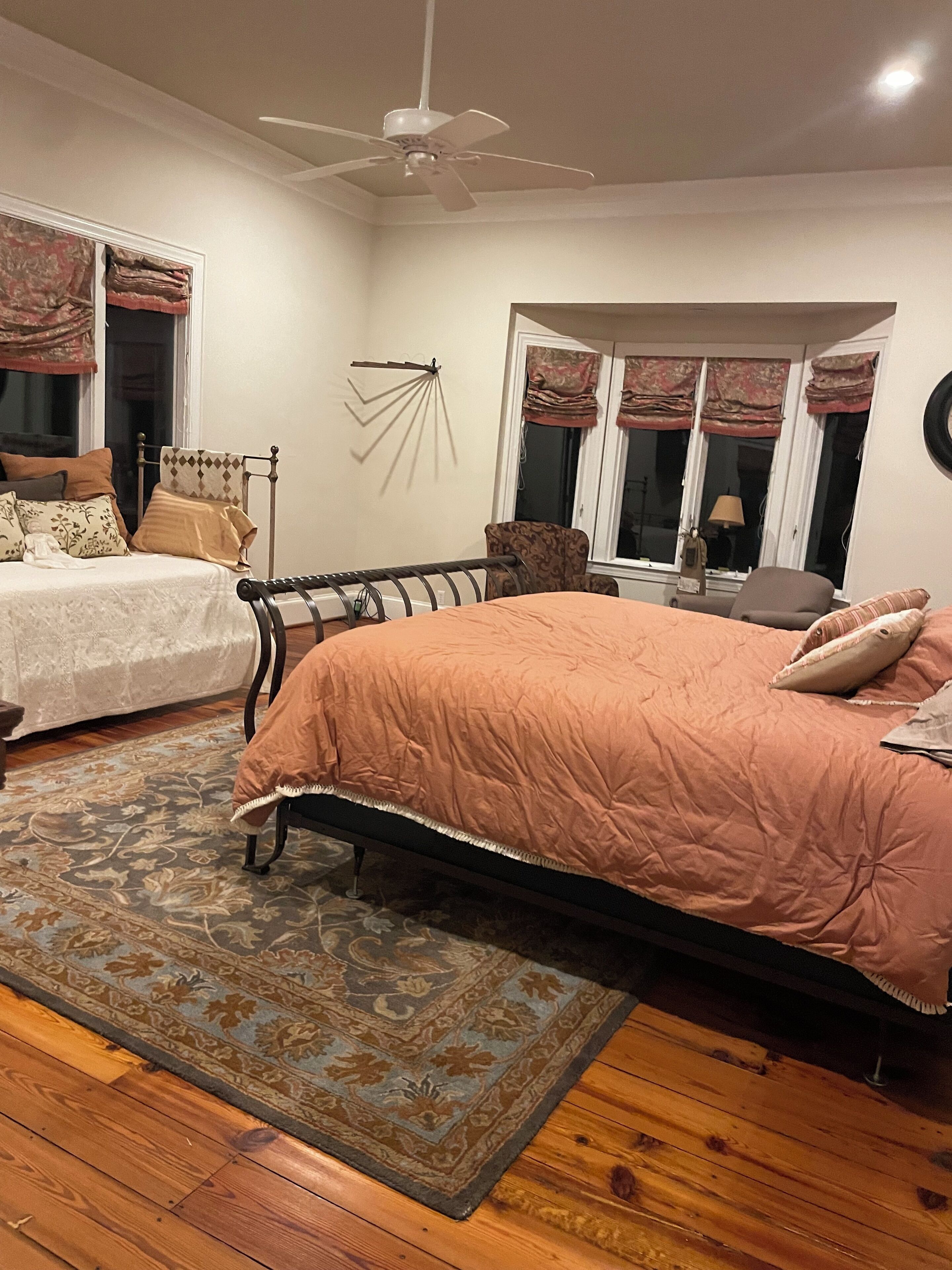 2 soverom, skrivebord, strykejern/-brett og reiseseng for barn