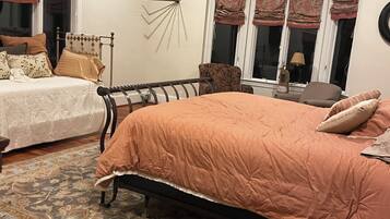 2 soverom, skrivebord, strykejern/-brett og reiseseng for barn