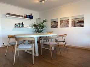 Apartment | Dining - Apartment in Nieuwpoort Near the Beach (Nieuwpoort)