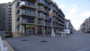 A multi-story building with a children's clothing store on the ground floor. - Apartment in Nieuwpoort Near the Beach (Nieuwpoort)