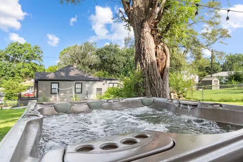 Fun & Relaxing 2BR/2BA Basement– Hot Tub, Sauna, Arcade & Projector, Sleeps 7