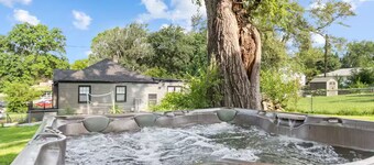 Fun & Relaxing 2BR/2BA Basement– Hot Tub, Sauna, Arcade & Projector, Sleeps 7