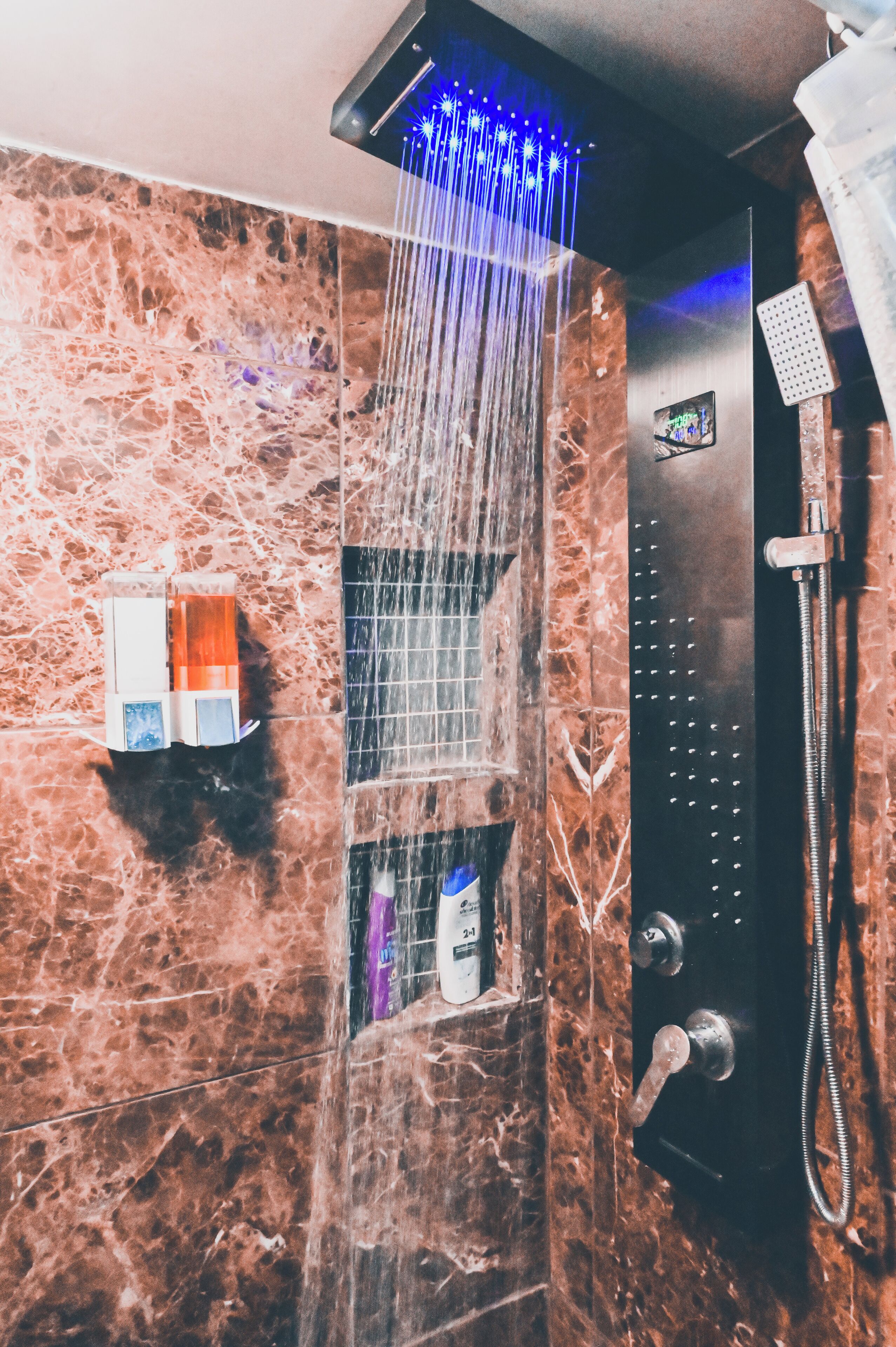 Een douche, handdoeken, zeep, shampoo