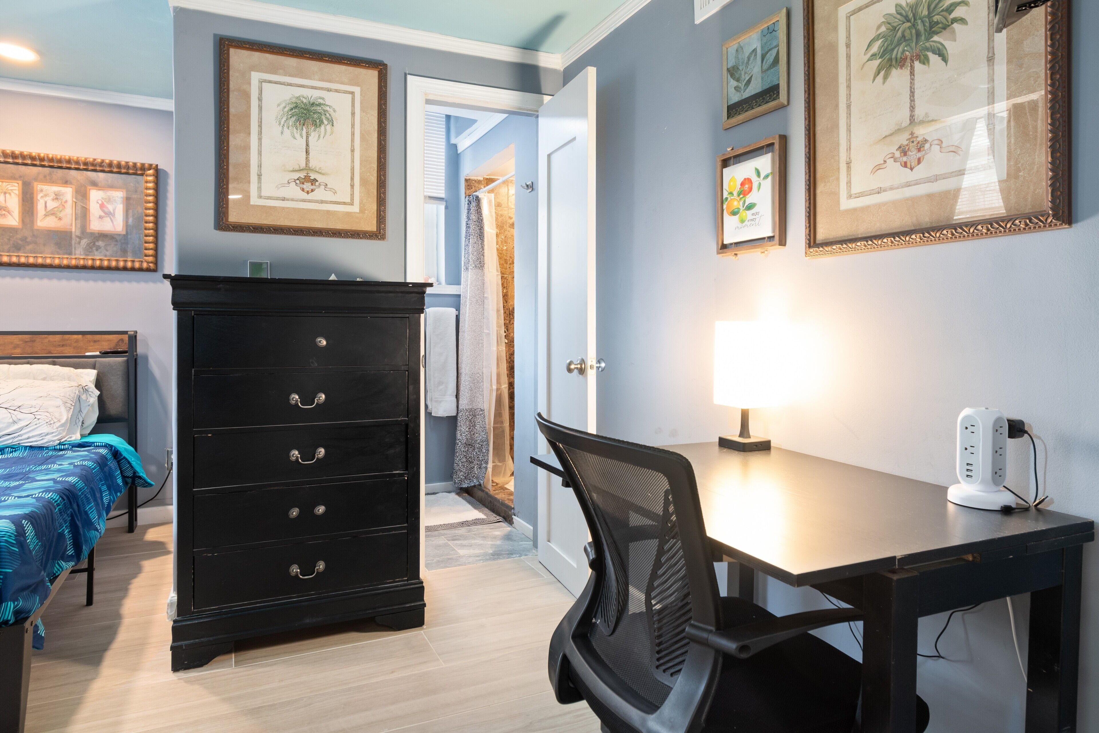 2 bedrooms, desk, WiFi, bed sheets