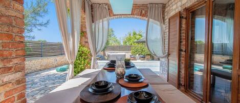 تناول الطعام بالخارج